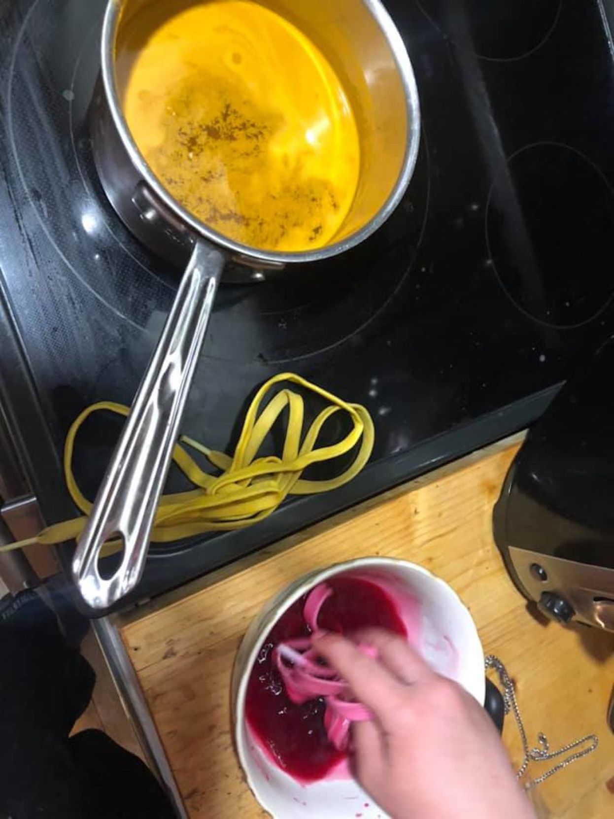 Dyeing shoe laces with tumeric and beet juice